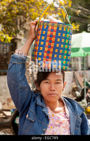 Eine burmesische Frau mit einer Tasche auf dem Kopf, Bagan, Myanmar (Burma), Asien Stockfoto