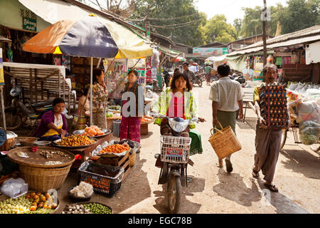 Menschen vor Ort auf Mani Sithu Markt in Nyaung U Dorf, Bagan, Myanmar (Burma), Asien Stockfoto