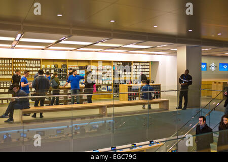 Apple Store, sehr beschäftigt Store, wo viele Apple-Produkte verkauft werden, Iphone 6 plus, Ipad Air 2.235 Regent Street, London W1 Stockfoto