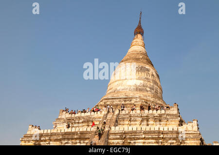 Touristen klettern die Pagode Shwe-San-Daw, beobachten Sie den Sonnenuntergang, Bagan, Myanmar (Burma), Asien Stockfoto