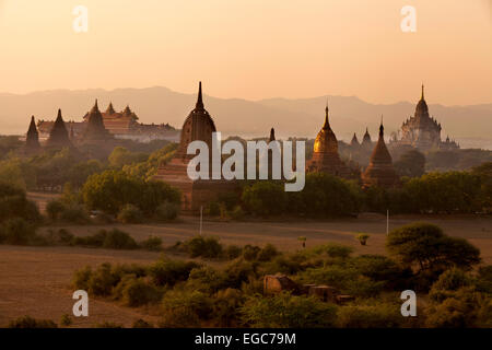 Tempel in Bagan am Sonnenuntergang, birmanischen Landschaft, Burma (Myanmar), Asien Stockfoto