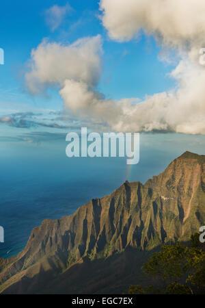 Regenbogen über Kalalau Valley, Na Pali Coast, Kauai, Hawaii Stockfoto