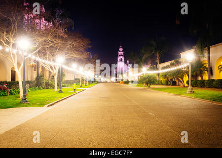 El Prado in der Nacht, im Balboa Park, San Diego, Kalifornien.