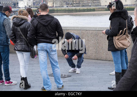 Straße auf der Londoner Southbank Glücksspiel Stockfoto