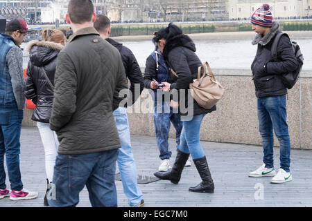 Straße auf der Londoner Southbank Glücksspiel Stockfoto