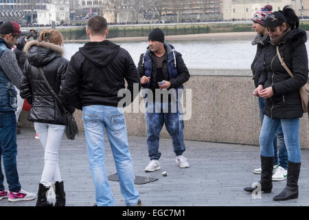 Straße auf der Londoner Southbank Glücksspiel Stockfoto