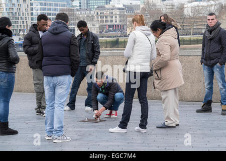 Straße auf der Londoner Southbank Glücksspiel Stockfoto