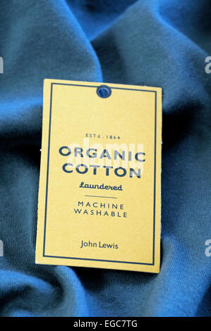 Bio-Baumwolle-Label auf John Lewis t-Shirt, London, UK Stockfoto