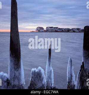 Winter-Sonnenaufgang über der Chesapeake Bay von Nordstrand, Maryland aus gesehen Stockfoto