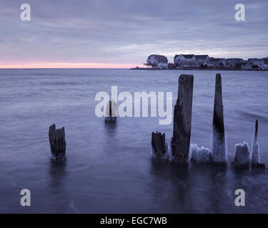 Winter-Sonnenaufgang über der Chesapeake Bay von Nordstrand, Maryland aus gesehen Stockfoto