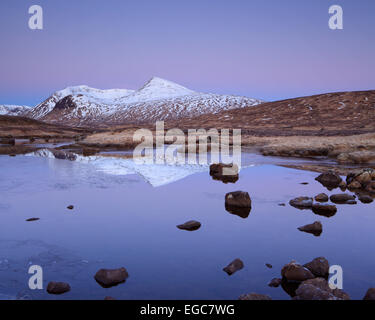 Verschneite Meall ein Buiridh wie man Na Stainge auf Rannoch Moor in den Highlands von Schottland Stockfoto