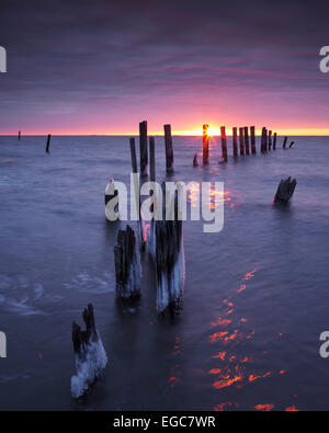 Winter-Sonnenaufgang über der Chesapeake Bay von Nordstrand, Maryland aus gesehen Stockfoto