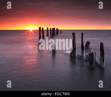 Winter-Sonnenaufgang über der Chesapeake Bay von Nordstrand, Maryland aus gesehen Stockfoto