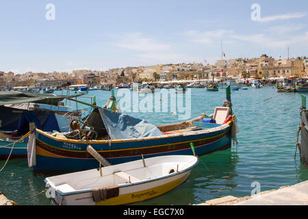 Malerische Landschaft zahlreiche Boote sowohl traditionelle als auch moderne im Hafen von Marsaxlokk, Malta Stockfoto