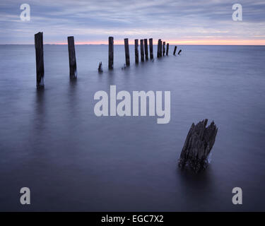 Winter-Sonnenaufgang über der Chesapeake Bay von Nordstrand, Maryland aus gesehen Stockfoto