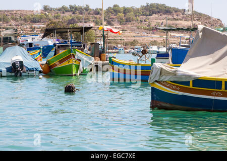 Zahlreiche Boote sowohl traditionelle als auch moderne im Hafen von Marsaxlokk, Malta Stockfoto