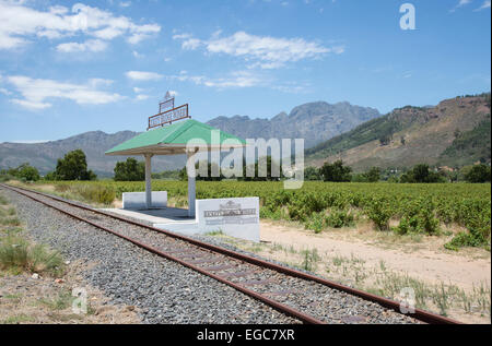 Rickety Bridge Weingut Bahnhof in Franschhoek Valley Südafrika betreibt eine Bahn Straßenbahn hier geben Touristen eine Fahrt Stockfoto