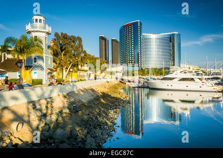 Marina und Gebäuden reflektiert am Embarcadero in San Diego, Kalifornien. Stockfoto