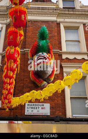 Chinesische Löwen an der Wand des Gebäudes in der Wrdour Street London Stockfoto