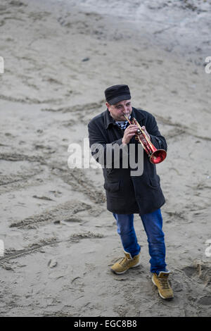 Osteuropäer als Straßenmusikant am Ufer der Themse im Londoner Southbank Bereich Stockfoto