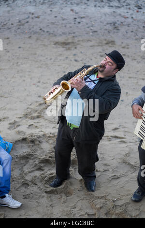 Osteuropäer als Straßenmusikant am Ufer der Themse im Londoner Southbank Bereich Stockfoto