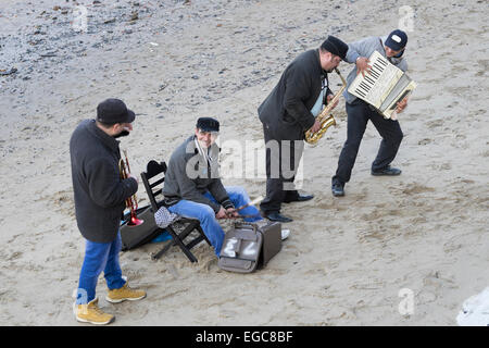 Osteuropäer als Straßenmusikant am Ufer der Themse im Londoner Southbank Bereich Stockfoto