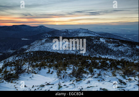 Sonnenuntergang von Greenleaf Trail auf Mount Lafayette in den White Mountains von New Hampshire USA während der Wintermonate. Greenleaf H Stockfoto