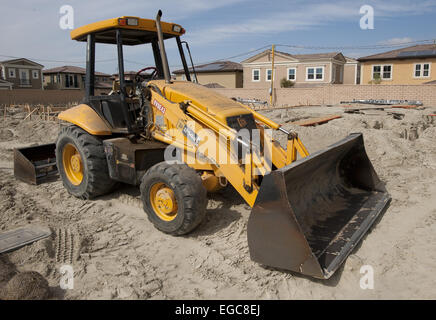 Orange County, Kalifornien, USA. 21. Februar 2015. Bauprojekte in southern California Rampen trotz der Rezession und ein Jahr lang Dürre Gehäuse. Mehrere nach Hause Entwicklungsprojekte in Orange County, Kalifornien, mit Tausenden von Häusern werden in diesem Jahr abgeschlossen werden soll der Bauindustrie eine Beule als gegeben haben Gehäuse Nachfrage steigt---A JCB 214e Traktor sitzt geparkt vor mehrere Lose mit Grabenaushub und Beton bilden im Ort, die schließlich auf einer Baustelle California von zu Hause werden. © David Bro/ZUMA Draht/Alamy Live-Nachrichten Stockfoto