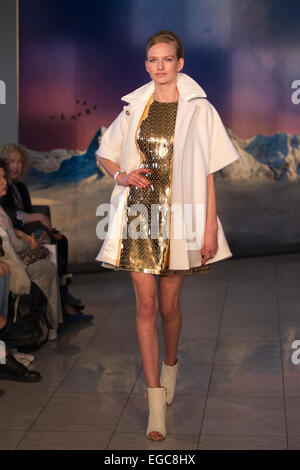 London, UK. 22. Februar 2015. ÉTHOLOGIE von Jasper Garvida auf der LONDON Fashionweek. 22.02.2015 ÉTHOLOGIE Modenschau von Designer Jasper Garvida zeigen LONDON FASHION WEEK Haare gestylt von Schwarzkopf UK. Bildnachweis: Jeff Gilbert/Alamy Live-Nachrichten Stockfoto