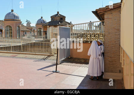 Zwei Nonnen in weißen Roben sprechen auf dem Dach der St. Peter Basilika, Rom, Italien. Stockfoto