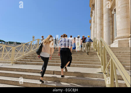 Menschen klettern die Treppe zum Haupteingang der St. Peter Basilika, Vatikan, Rom, Italien. Stockfoto