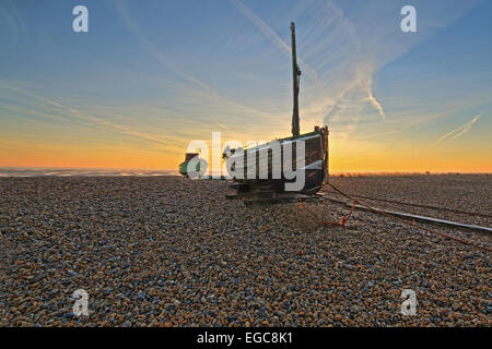 Ein Bild von einem verlassenen und zerstörten Boot auf einem Kiesstrand Stockfoto