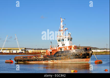 verlassene Schlepper vor Anker am Fluss Medway in rochester Stockfoto