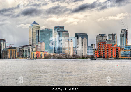 Gewitterwolken über Canary Wharf Konzept Bild des unruhigen Banking Bedingungen Stockfoto