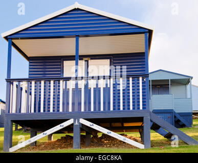 bunte hölzerne Strandhütten mit Blick auf das Meer bei Tankerton in der Nähe von Whitstable Kent Stockfoto