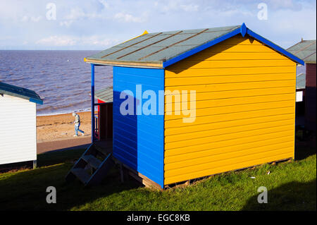 bunte hölzerne Strandhütten mit Blick auf das Meer bei Tankerton in der Nähe von Whitstable Kent Stockfoto