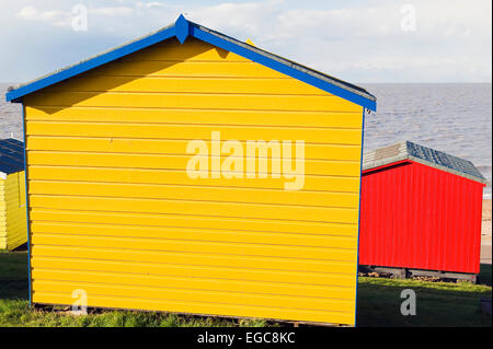 bunte hölzerne Strandhütten mit Blick auf das Meer bei Tankerton in der Nähe von Whitstable Kent Stockfoto