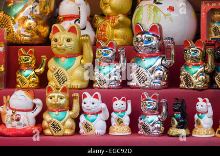 Winkenden Lucky Fortune Katzen auf einem Marktstand für die Feier des chinesischen Neujahrs Stockfoto