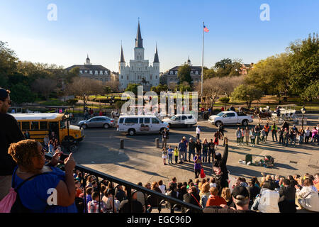 Straßenperformance sammelt eine Menge von Touristen im French Quarter von New Orleans. Stockfoto