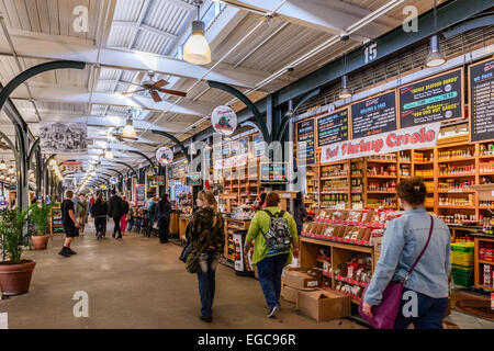 Französischen Markt ist beliebt bei Einheimischen und Touristen auf der Suche nach New Orleans souvenirs Stockfoto