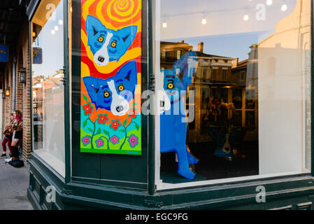 Blauen Hund Gemälde und Installationen von George Rodrigue in einer Galerie auf Royal Street, New Orleans Stockfoto