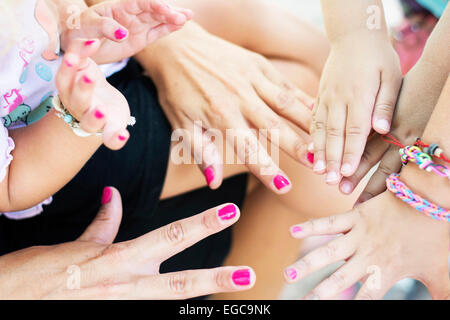 Mutter mit Töchtern mit bunten Fingernägeln Sommer genießen Stockfoto