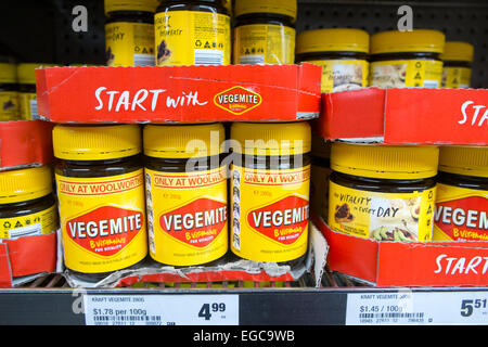 Gläser mit Vegemite, eine beliebte Verbreitung, zum Verkauf an einen Woolworth Supermarkt in Sydney/Australien heißt Label nur bei Woolworths, Australien Stockfoto