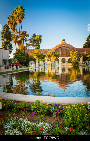 Das Botanische Gebäude und den Seerosenteich im Balboa Park, San Diego, Kalifornien. Stockfoto