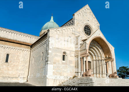 Eingang zum Cattdrale de San Ciriaco in Ancona, Marken, Italien Stockfoto