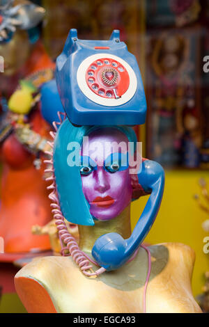 Schaufenster Schaufensterpuppe mit einem Retro-Telefon auf dem Kopf In London England Stockfoto