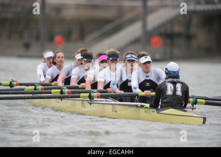 London, UK. 22. Februar 2015. Oxford University Women Boot Club(OUWBC) [weißen Rumpf] Vs East Molesey Boot Club (EMBC) [gelbe Rumpf] - Pre-Boot-Rennen Praxis Befestigung. Lage:-Themse, London, Vereinigtes Königreich zwischen Putney (Start) und Mortlake. In den letzten Vorbereitungen für die BNY Mellon Regatten die vier Clubs sich gegen einige der besten nationalen und internationalen Wettbewerb zu messen. Bildnachweis: Duncan Grove/Alamy Live-Nachrichten Stockfoto