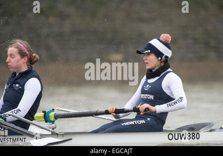 London, UK. 22. Februar 2015. Oxford University Women Boot Club(OUWBC) [weißen Rumpf] Vs East Molesey Boot Club (EMBC) [gelbe Rumpf] - Pre-Boot-Rennen Praxis Befestigung. Lage:-Themse, London, Vereinigtes Königreich zwischen Putney (Start) und Mortlake. In den letzten Vorbereitungen für die BNY Mellon Regatten die vier Clubs sich gegen einige der besten nationalen und internationalen Wettbewerb zu messen. Bildnachweis: Duncan Grove/Alamy Live-Nachrichten Stockfoto