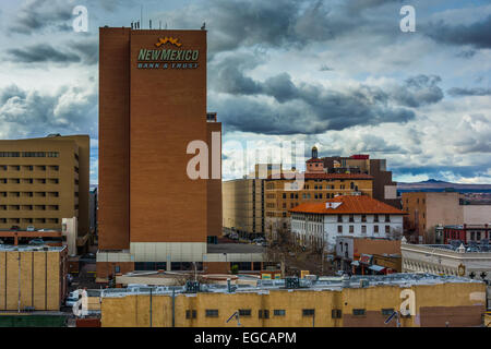 Ansicht von Gebäuden in der Innenstadt von Albuquerque, New Mexico. Stockfoto