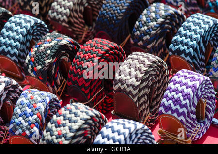 italienischen Stil Textil Bünde auf dem Schreibtisch eines Marktes in Mailand Stockfoto